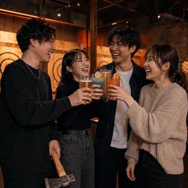 斧投げを楽しんだ後にドリンクで乾杯するグループ
