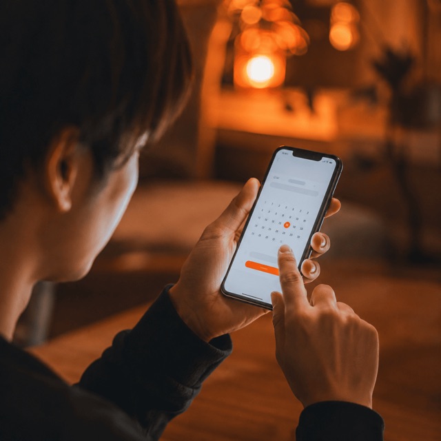 スマホで斧投げ体験をWeb予約する様子